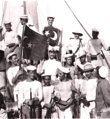 Foto di gruppo con le bandiere conquistate alla flotta turca